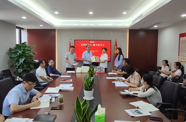 黨課銘初心，贈(zèng)書促學(xué)習(xí)——徽鹽地產(chǎn)集團(tuán)機(jī)關(guān)第二黨支部推動(dòng)黨史學(xué)習(xí)教育再升溫